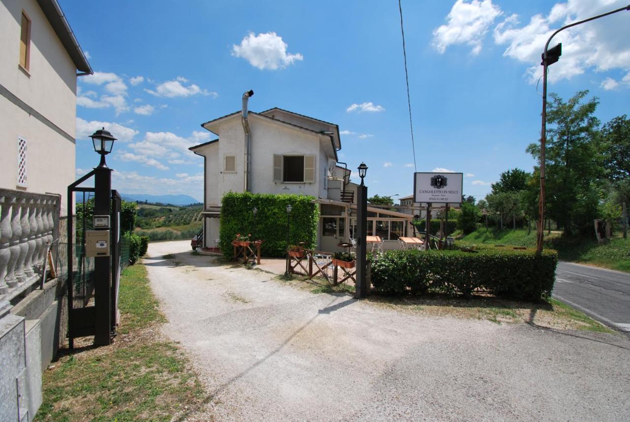 Hotel & Ristorante L'Angoletto In Selci Selci  Exterior photo